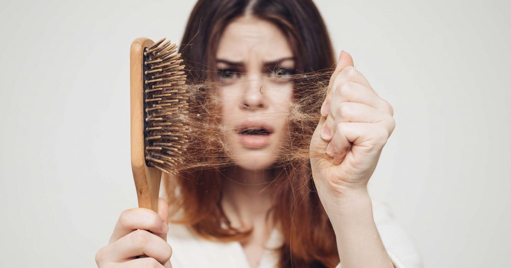 Chcete vedieť, čo spôsobuje rednutie vlasov a čo na to najlepšie pomáha? Tu sú odpovede