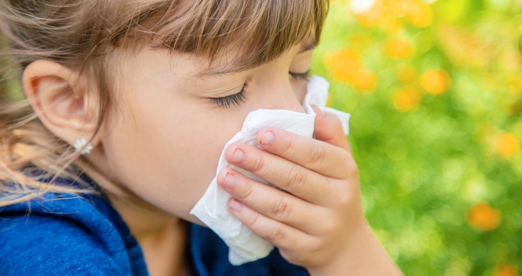 Máte kašeľ z alergie? Pozrite sa, čo je dobré na alergický kašeľ a čo pomáha u detí