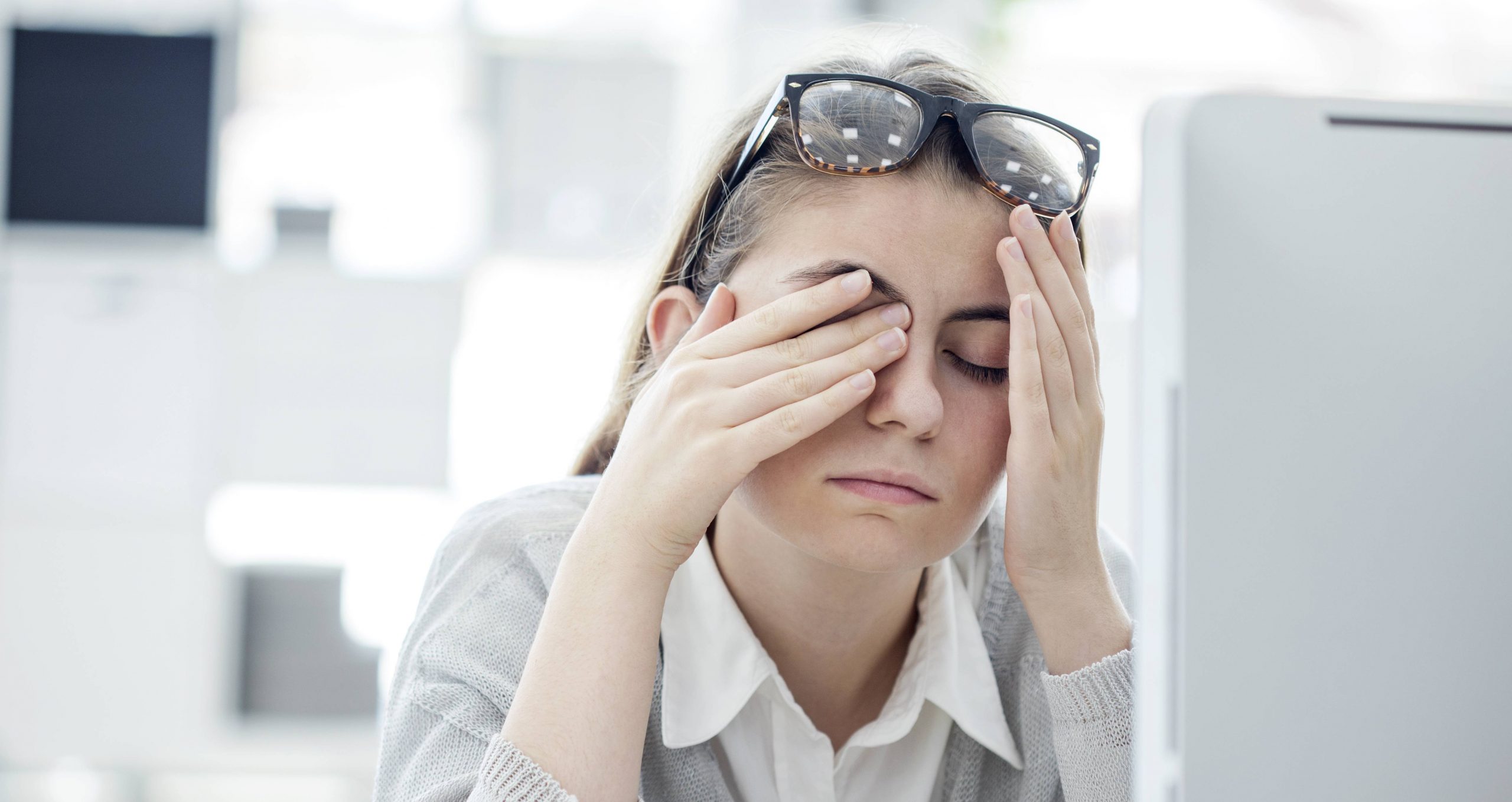 Заболевание снижение зрения. Зрительное утомление. Утомление глаз. Усталость глаз. Влияние компьютера на зрение.