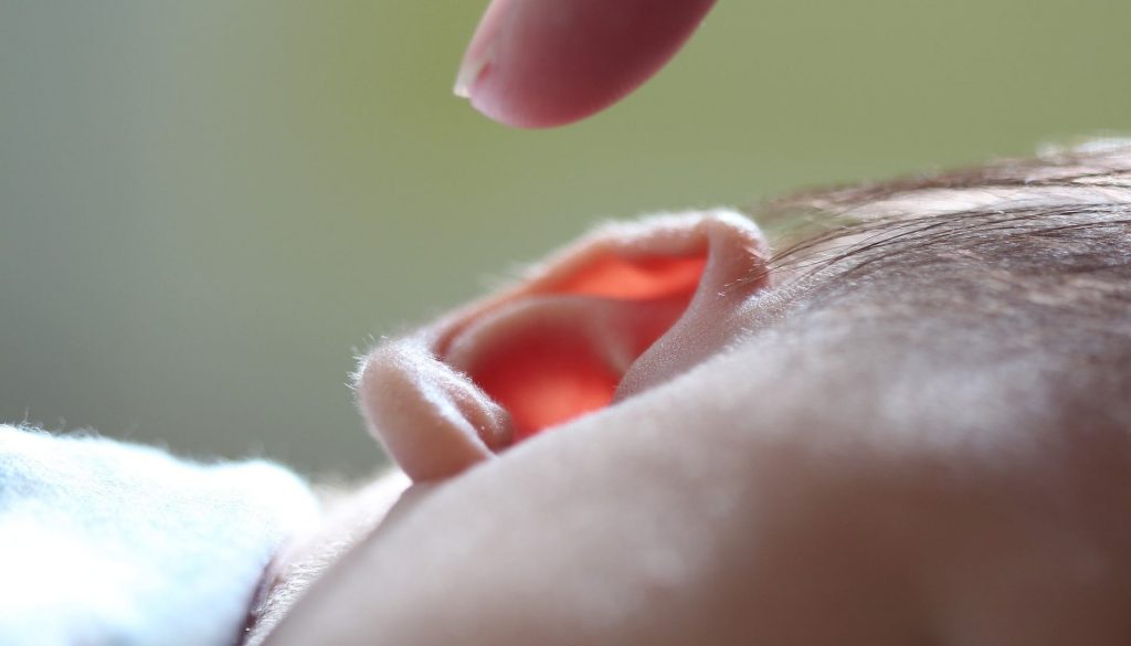 Čo spôsobuje, čo je dobré, čo pomáha a čo použiť na zápal ucha a ako ho liečiť doma