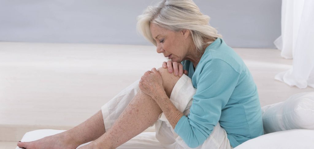 Aké príznaky majú upchaté cievy na nohách, rukách či krku a čo zahŕňa ich liečenie