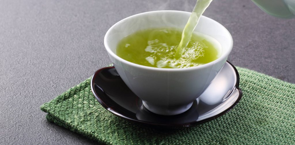 Zelený čaj: Pozitívne, nežiaduce aj negatívne účinky, vplyv na chudnutie a dávkovanie