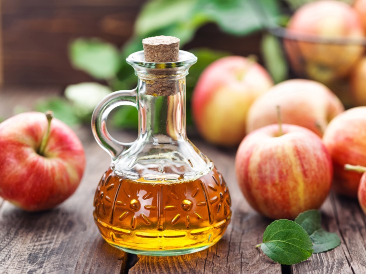 Jablčný ocot: Skúsenosti, využitie, pozitívne aj nepriaznivé účinky a použitie v kuchyni