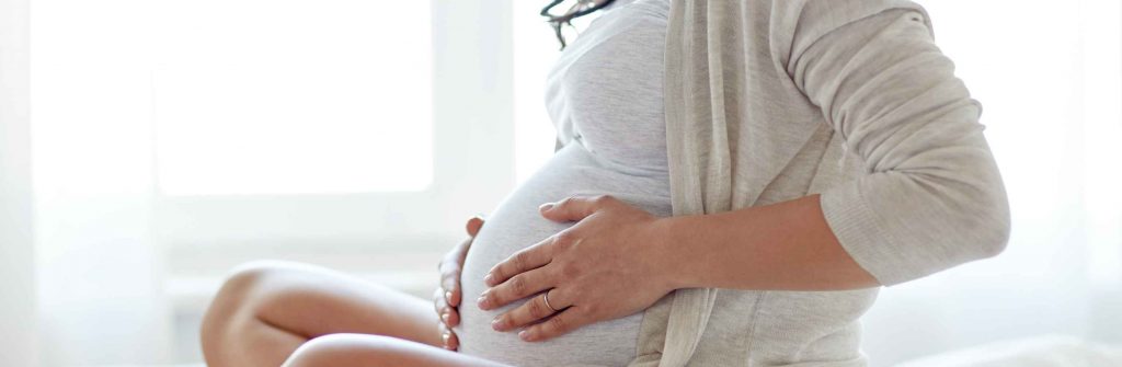 V akej polohe spať v tehotenstve a ktorá je vhodná? Toto sú najlepšie polohy na spanie