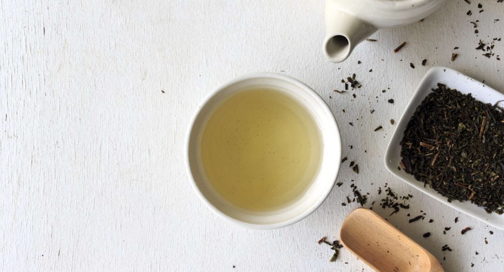 Ktorý čaj na spaľovanie tukov je najlepší? Na výber sú biely, zelený, pu-erh aj z korenín