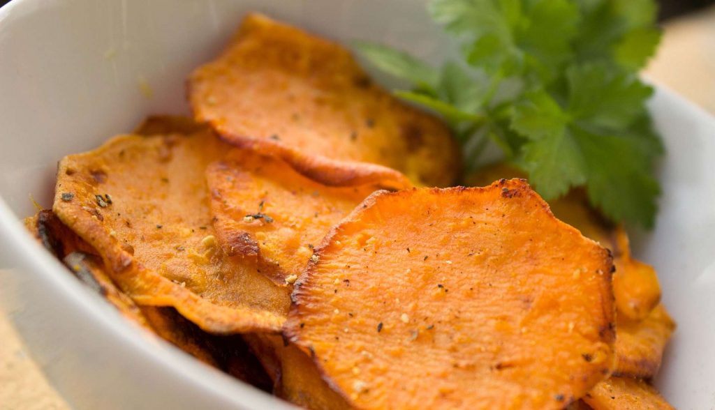 Proteínové chipsy sú zdravá slaná pochutina, ktorú môžete jesť aj pri chudnutí